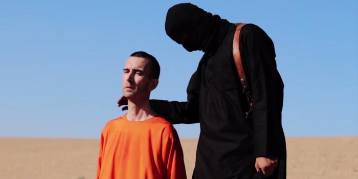 === RESTRICTED TO EDITORIAL USE - MANDATORY CREDIT "AFP PHOTO / HO / SITE INTELLIGENCE GROUP - NO MARKETING NO ADVERTISING CAMPAIGNS - DISTRIBUTED AS A SERVICE TO CLIENTS FROM ALTERNATIVE SOURCES, AFP IS NOT RESPONSIBLE FOR ANY DIGITAL ALTERATIONSTO THE PICTURE'S === : An image grab taken from a video released by the Islamic State (IS) and identified by private terrorism monitor SITE Intelligence Group on September 13, 2014 purportedly shows British aid worker David Haines dressed in orange and on his knees in a desert landscape speaking to the camera before being beheaded by a masked militant (R). This would be the third such execution in recent weeks, after two US journalists taken hostage in Syria were shown murdered. AFP PHOTO / SITE INTELLIGENCE GROUP / HO === RESTRICTED TO EDITORIAL USE - MANDATORY CREDIT "AFP PHOTO / HO / SITE INTELLIGENCE GROUP - NO MARKETING NO ADVERTISING CAMPAIGNS - DISTRIBUTED AS A SERVICE TO CLIENTS FROM ALTERNATIVE SOURCES, AFP IS NOT RESPONSIBLE FOR ANY DIGITAL ALTERATIONS TO THE PICTURE'S ===