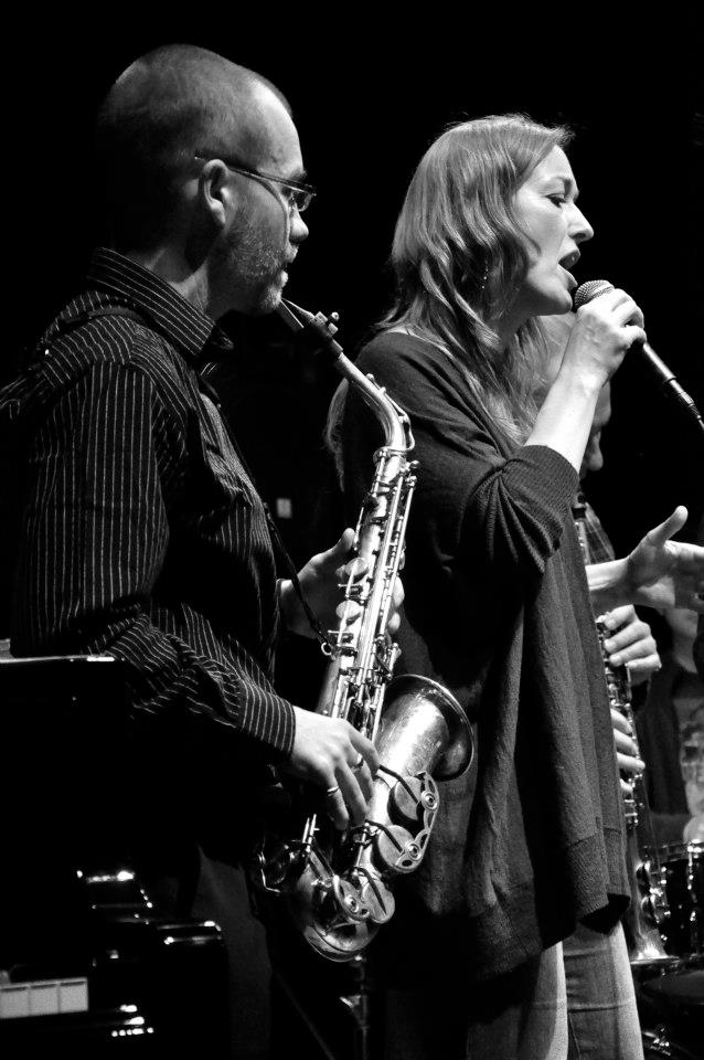 Nathalie Manceau sur la scène du Jazz Club de Dunkerque.