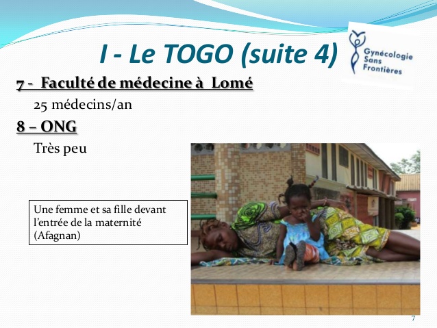 Devant une maternité, à Lomé, au Togo.