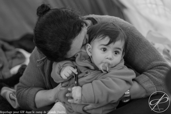 Une mère et son enfant. Camp de réfugiés de Grande Synthe. 2016...