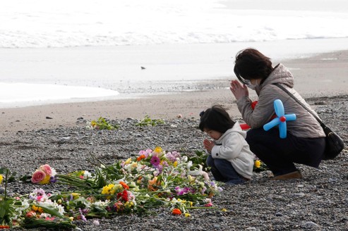 Une femme et sa fille priant pour les millions de victimes de la catastrophe de Fukushima. REUTERS/Kim Kyung-Hoon (JAPAN)