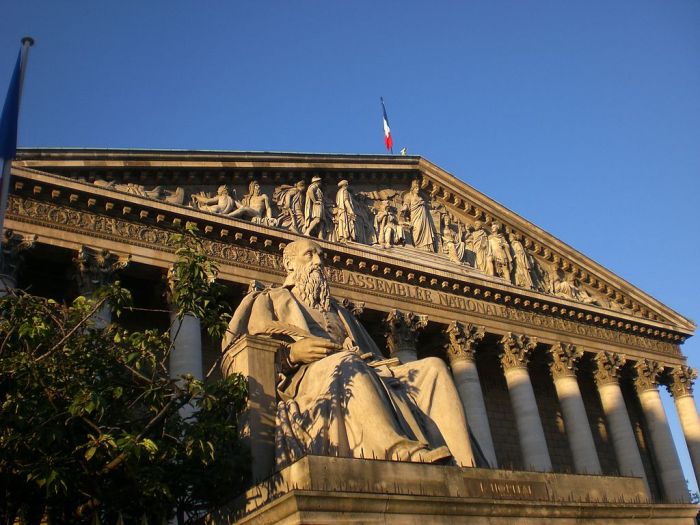 Statue de Michel de L'Hospital devant le Palais Bourbon.