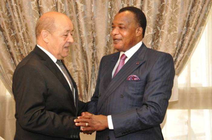 Le ministre de la Défense français, Jean-Yves Le Drian, et Sassou Nguesso, lors de la COP 21 (en partie financée par le dictateur...)