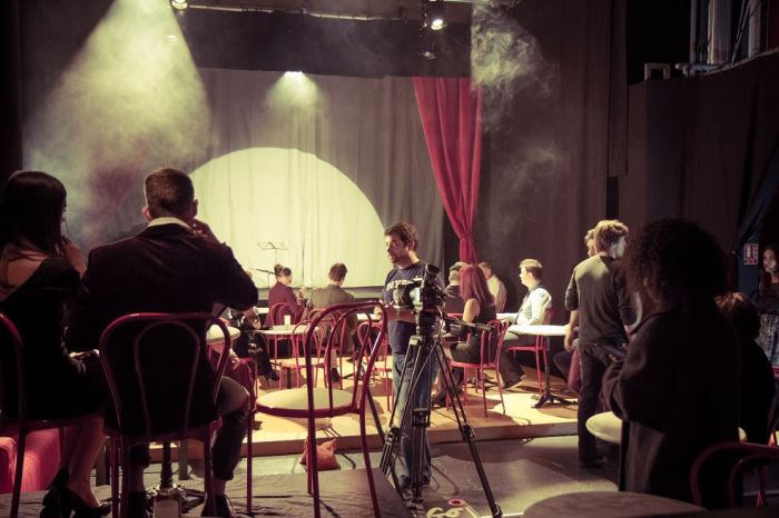 Tournage d'une scène de cabaret, sous la direction de Félix Létot.