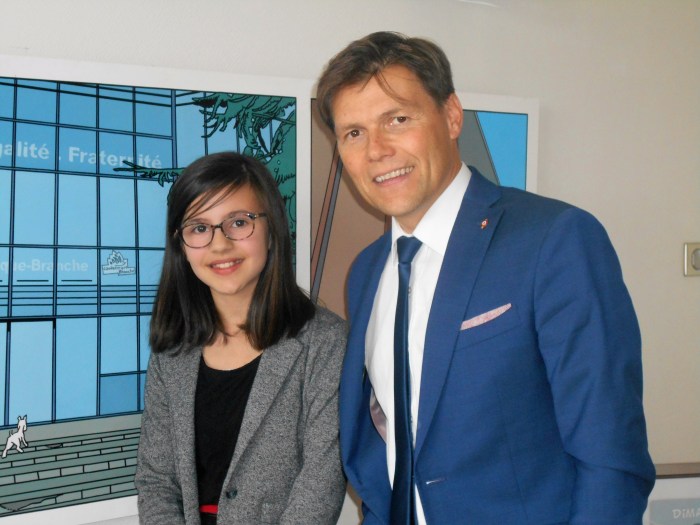 Louise Minne et David Bailleul, devant la fresque "façon Tintin" du bureau de M. le Maire.