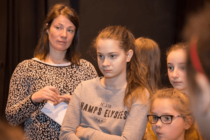 Julie Delvart, chorégraphe (à gauche) et quelques danseuses, lors d'une répétition de Misérables !