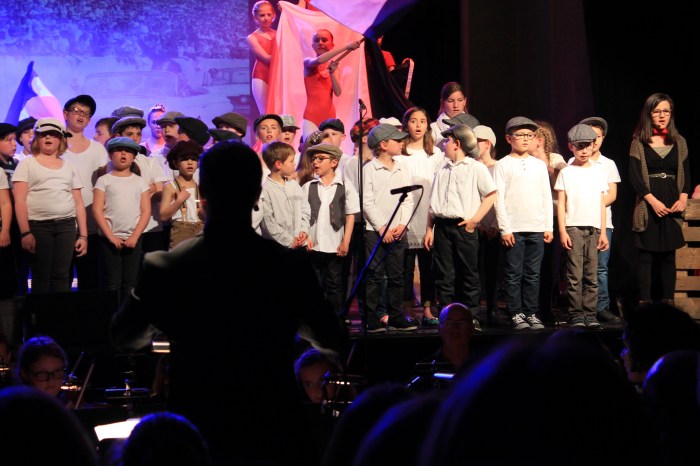 A la volonté du peuple, chorale, côté cour...