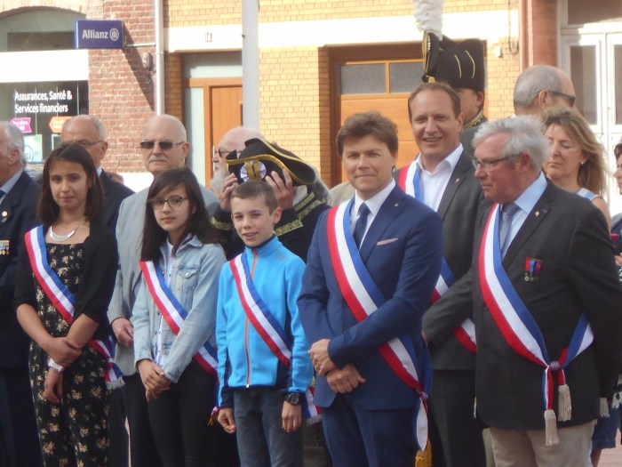 Angèle Julien, Louise Minne, Simon Weber, élus du CMJ, M.Bailleul, Maire, M.Parent, Adjoint aux Anciens Combattants.
