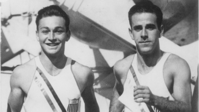 Marty Glickman, à gauche, Sam Stoller, à droite.