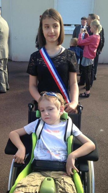 Angèle et Erwann, son petit frère