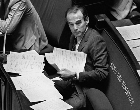 Le ministre de la Justice Robert Badinter est assis dans l'hémicycle de l'Assemblée nationale, le 17 septembre 1981 à Paris, lors de l'examen de son projet de loi sur l'abolition de la peine de mort. La peine de mort fut définitivement abolie en France le 09 octobre 1981. AFP PHOTO MICHEL CLEMENT