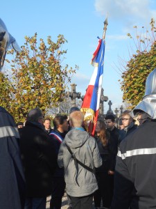 Passation du drapeau entre jeunes de deux collèges coudekerquois, sous l'œil attentif de M. David Bailleul.
