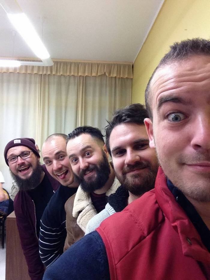 Le groupe, sans maquillage et sans clet'che...